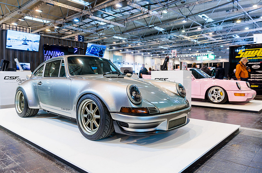 Porsche в Эссене повсюду, и рестомодов тоже полно! В Германии их называют «Backdate» — когда сравнительно современный Porsche 964 или 993 стилизуют под более ранний «девятьсот одиннадцатый». Например, как этот «CSF 911», построенный калифорнийской фирмой SV Auto: за основу взяли кузов от Porsche 993, очистили в специальной ванне с химикатами до голого металла, и собрали заново по мотивам 911 RSR cемидесятых годов. Расширили крылья, установили длинный капот из алюминия, вручную выколотили «утиный хвост», изготовили множество деталей из углепластика... Родной мотор 3.6 нарастили в объёме до 3,9 литров (мощность достигает 466 л.с.), установили мощные тормоза Stoptech, подвеску KW, колёса с одной центральной гайкой — чтобы перечислить все переделки, нужна целая статья. Подробности можно прочесть на сайте CSF, есть и целый сериал на Youtube.