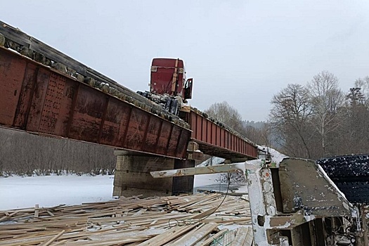 В Приморском крае обрушился мост через реку Большая Уссурка