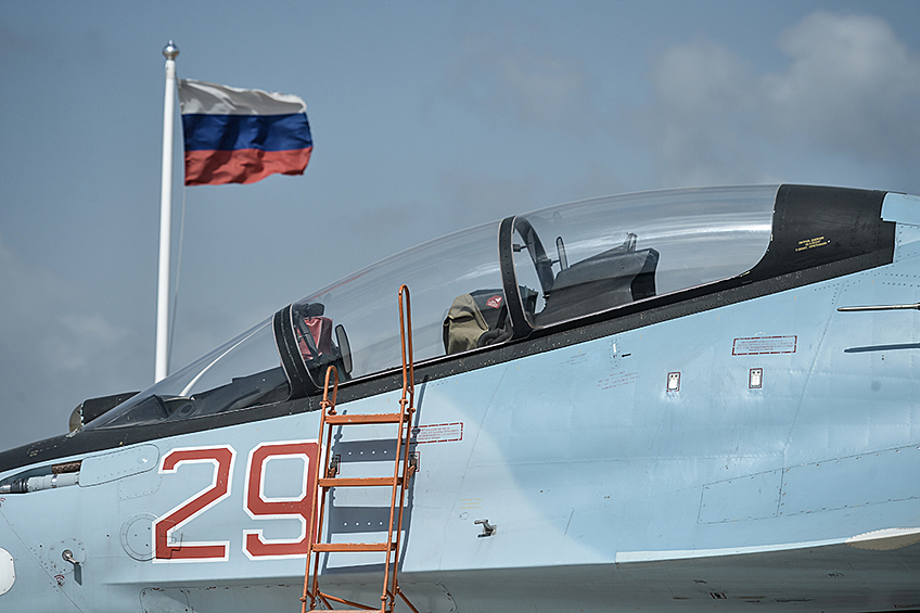 Истребитель Воздушно-космических сил РФ СУ-30 СМ готовится к вылету с авиабазы "Хмеймим" в сирийской провинции Латакия.