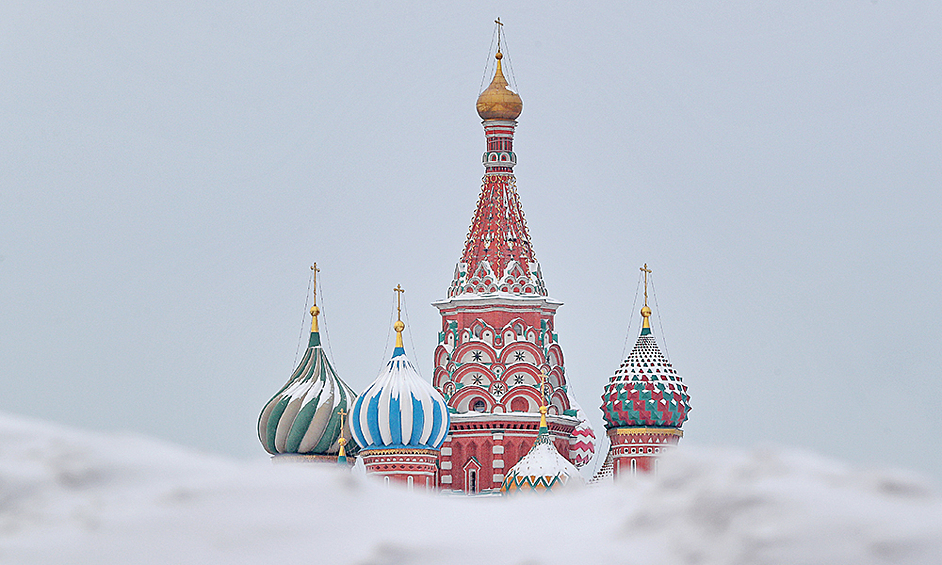 Сильный снегопад прошел минувшей ночью в Москве.