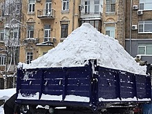 Виктор Неволин поручил начать вывоз снега, который складировался во дворах
