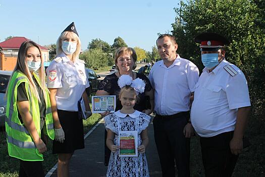 Сотрудники Госавтоинспекции совместно с общественниками побеседовали напомнили школьникам правила дорожного движения