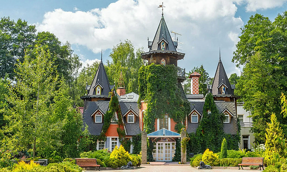В Подмосковье выставлен на продажу трехэтажный замок стоимостью 125 миллионов рублей, об этом сообщает Газета.Ru