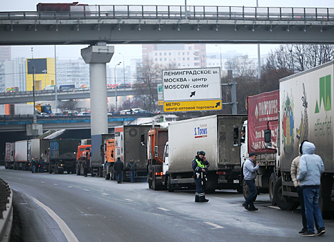 Дальнобойщики начали блокировать Москву