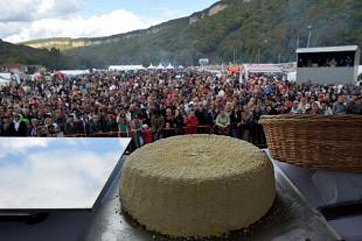 В Адыгее сделали самый большой круг адыгейского сыра весом 34,8 кг