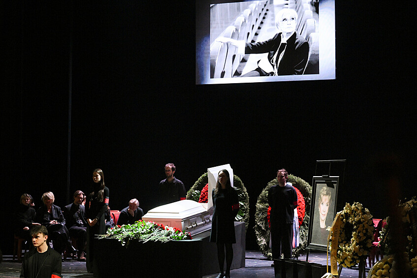 Церемония прощания с народной артисткой РФ Верой Алентовой в Московском драматическом театре имени А.С. Пушкина, 29 декабря 2025 года