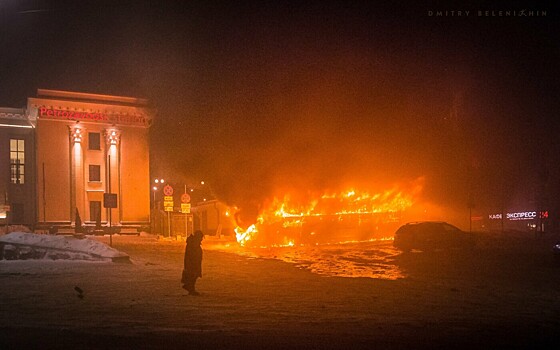 Вокзал в огне. Опубликованы новые фотографии пылающего в Петрозаводске автобуса