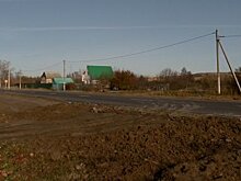 В Колюпановке обочину дороги застлали глиной вместо щебенки