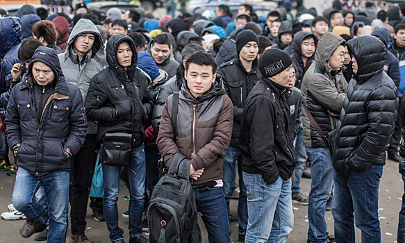 Удар по мигрантам: переводы из России застряли в пути