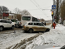 На Орджоникидзе Mitsubishi протаранил микроавтобус и въехал в сугроб