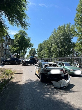 Жесткое ДТП с такси произошло в Кемерове