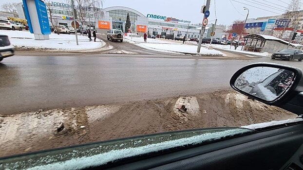На Воровского неизвестные с корнем вырвали три разделительных столбика