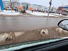 На Воровского неизвестные с корнем вырвали три разделительных столбика