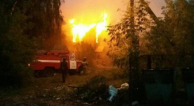 В Нововятске полностью сгорел нежилой дом
