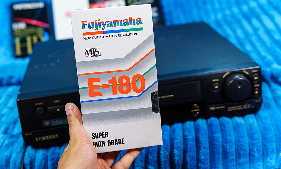 Первый видеомагнитофон формата VHS был изобретен в Японии в 1976 году. Устройство отличалось простотой, надёжностью и относительно низкой стоимостью. С середины 80-х видеомагнитофоны стали появляться в СССР и стоили они огромных денег. В 90-е «видик» стал по-настоящему массовым продуктом. Всего, по оценкам JVC, в мире было продано свыше 900 миллионов видеоустройств, а число реализованных видеокассет исчислялось миллиардами. 