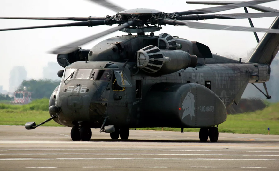 Американские военные вертолеты. Военные вертолеты США. Военный транспортный вертолет США. Боевые вертолеты армии США. Американский вертолет Black Hawk.