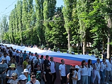 В Волгограде 130 волонтеров пронесли 60-метровый флаг России