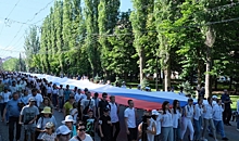 В Волгограде 130 волонтеров пронесли 60-метровый флаг России