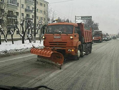 Подрядчики вывели на улицы Кирова всю свою технику для борьбы со снегопадом