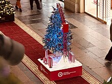 Строительный кран поднял новогоднюю елку в ГУМе над праздничным городом