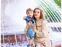 Елизавета Арзамасова поделилась трогательным снимком с сыном и питомцами