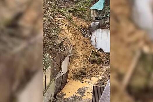 Россиян из дома под угрозой оползня призвали ждать реальной опасности