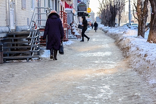 Пенсионерка оказалась в нейрореанимации из-за падения на ледяной дороге в Петербурге