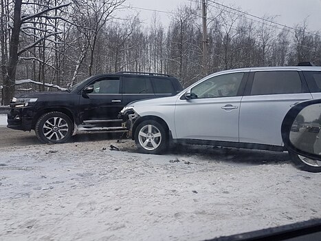 Ледяные дороги стали причиной многочисленных аварий в Ленобласти