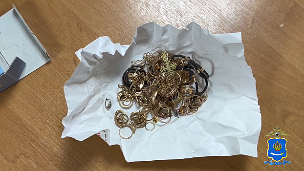 Полиция Астрахани вернула женщине ценности, которые её дочь под влиянием аферистов отнесла на кладбище