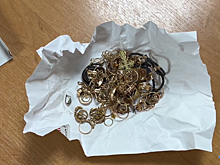 Полиция Астрахани вернула женщине ценности, которые её дочь под влиянием аферистов отнесла на кладбище