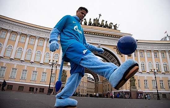 Дуглас Сантос нарядился в костюм льва и чеканил мяч на улицах Санкт-Петербурга