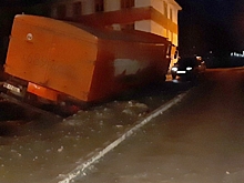 В Вольске после ремонта теплотрассы грузовик засосало в траншею