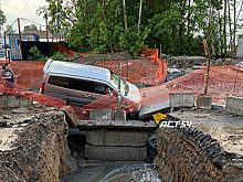 Минивен провалился в яму в Дзержинском районе Новосибирска