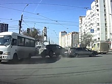 Нетрезвый водитель протаранил шесть автомобилей и сбил пешехода в Самаре. Видео