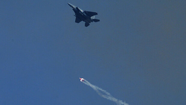 Сброс бомбы B61-12 без заряда с истребителя F-15E на полигоне Тонопа в штате Невада, США.