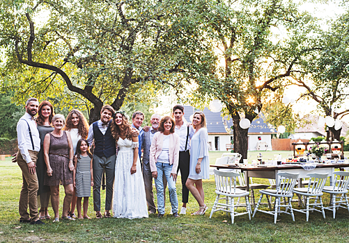 Гостья пришла на свадьбу с декольте до пупка