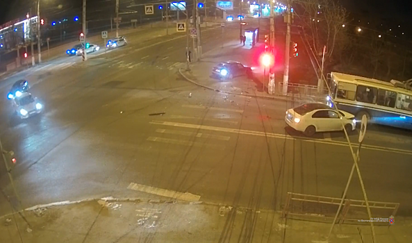 В Волгограде в ДТП с двумя машинами и троллейбусом пострадал мужчина