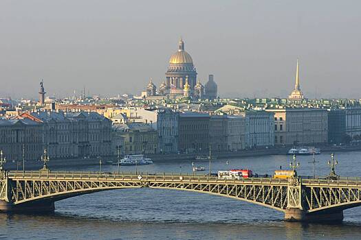 Военную технику заметили на мосту в российском городе