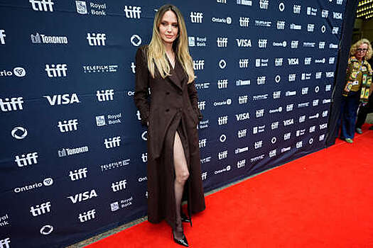 Актриса Анджелина Джоли снялась в пальто с разрезом до бедра без платья