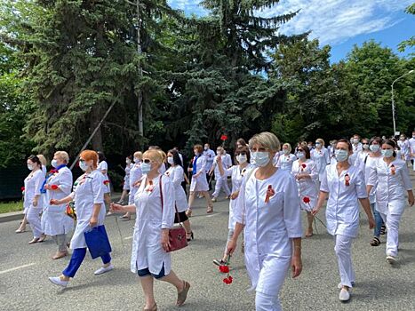 В Железноводске прошел марш врачей в честь юбилея Победы