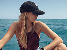 Елена Перминова снялась в прозрачном платье у океана
