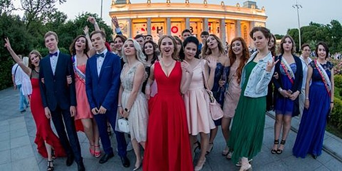 Москва онлайн покажет, как школьники отмечают выпускной в Парке Горького