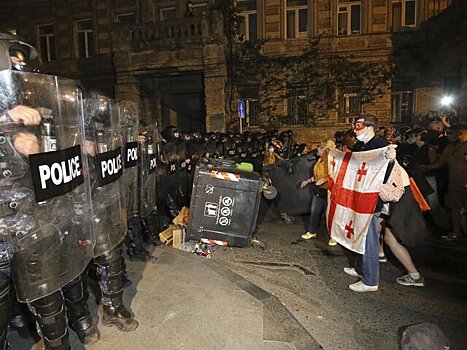Протестующие в Тбилиси пытались ворваться в здание парламента