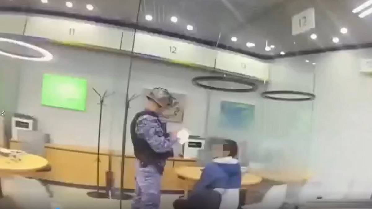 В Москве двое мужчин пытались оформить банковские карты по поддельным паспортам