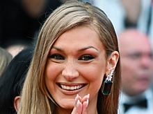 Беллу Хадид подняли на смех в Сети из-за наряда с вырезами на ягодицах