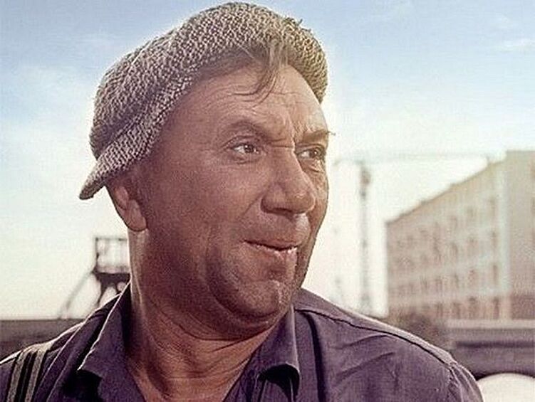 Алексей Смирнов. Смирнов ушел из жизни 7 мая 1979 года – меньше чем через месяц после того, как в ДТП разбился его близкий друг и коллега, Леонид Быков. После трагической гибели друга Смирнов ушел в запой и меньше чем за месяц «сгорел».