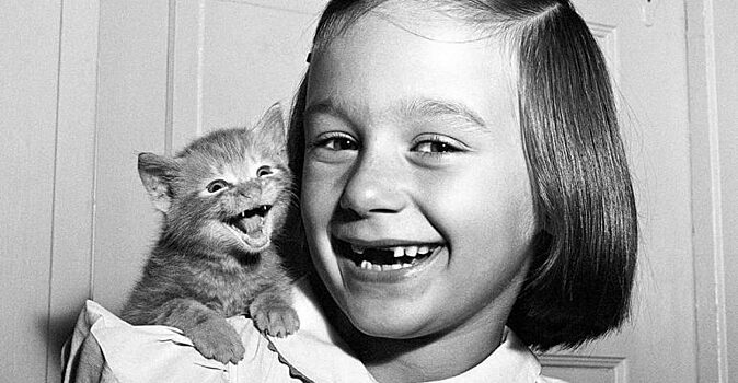 На фотографии 1955 года изображена девочка с улыбающимся котёнком. Этот снимок до сих пор вызывает к себе интерес и множество вопросов