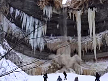 В Эстонии замерзший водопад обрушился на туристов