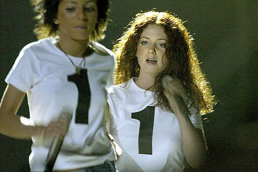 Экс-солистке "Тату" Лене Катиной исполнилось 40 лет