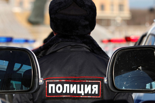 В Красноярском крае водитель приехал к зданию МВД и напал на полицейского